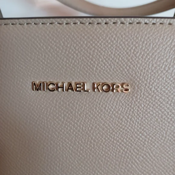 🤩👜Michael Kors EW Voyager Tote👜🤩 - Picture 14 of 16